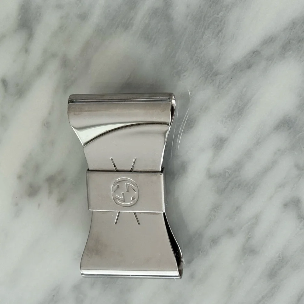 Authentic Gucci Metal bow brooch color silver